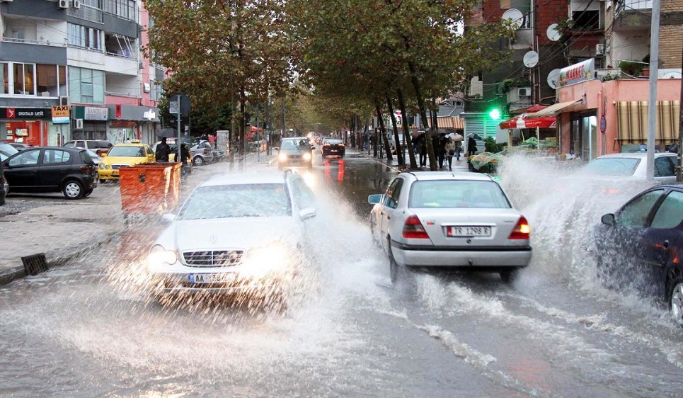 Reshje te dendura shiu, bllokohet qarkullimi i mjeteve ne autostraden Tirane-Durres
